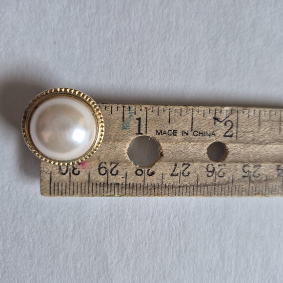Faux Pearl Round Clip On Earrings. Vintage. - Picture 3 of 8